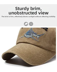 Détail de la broderie requin et visière structurée sur casquette en coton marron