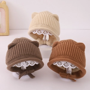 Tre berretti in maglia per neonati con orecchie da gatto e nastri in marrone e beige