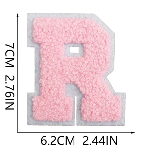 Toppa lettera R in ciniglia rosa con retro in feltro bianco misura 7cm per 6,2cm