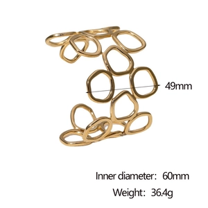 Vue détaillée d'un bracelet doré creux géométrique avec un diamètre de 60 mm