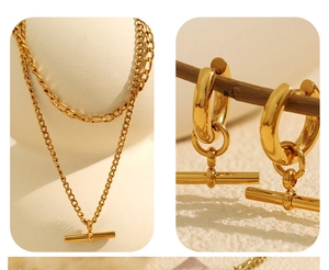 Gros plan détaillé du collier doré à double couche avec boucle OT et boucles d'oreilles