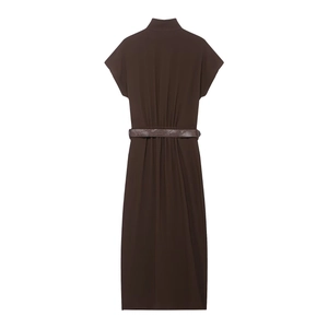 Robe midi marron foncé à manches courtes avec ceinture embossée assortie vue de dos
