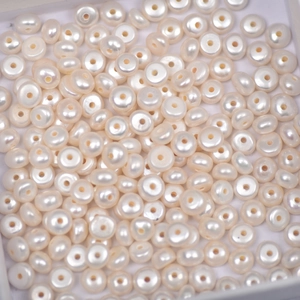 Dettaglio di perle d'acqua dolce bianco sporco da 7mm con foro centrale per gioielli DIY