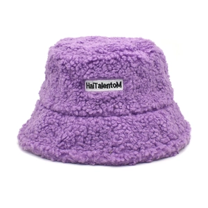 Détail du bob en polaire Sherpa violette montrant la texture douce et l'étiquette logo
