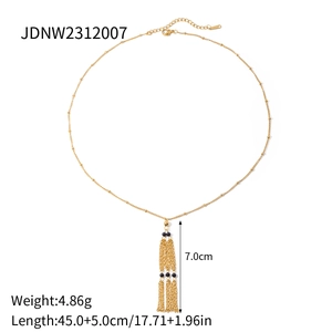 Détail du collier chaîne en Y doré avec pampilles délicates et accents de perles noires