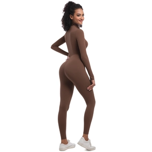 Vue détaillée du body de yoga marron à manches longues avec coupe haute élasticité