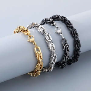 Vista dettagliata dei bracciali a catena bizantina in finitura oro, argento e nero