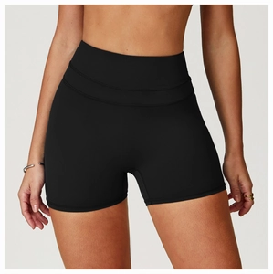 Détail du short de yoga noir à taille haute avec contrôle du ventre et effet push-up fessier
