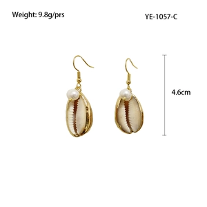 Detail view of golden seashell earrings with white pearl, 4.6cm length and 9.8g weight