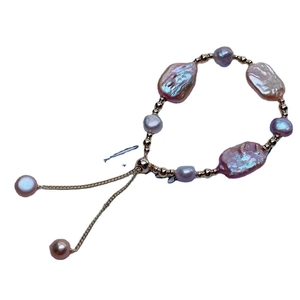 Bracciale di perle barocche viola con catena dorata regolabile e perline di metallo