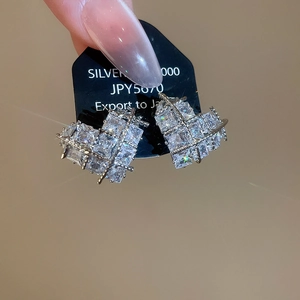 Makroaufnahme von Herz-Ohrsteckern aus S925 Silber mit funkelnden Zirkonia-Steinen