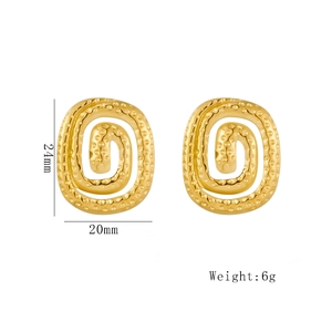Vue détaillée des boucles d'oreilles spirales dorées montrant la taille de 24mm