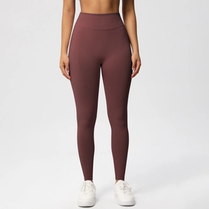 Detail der nahtlosen High-Waist-Yogahose mit Push-Up-Effekt in dunklem Burgunderrot