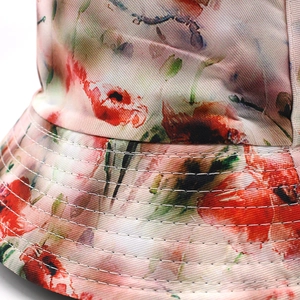 Cappello a secchiello floreale tropicale con fiori rossi e cuciture bianche rinforzate