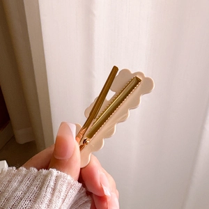 Elegant beige wavy hair clip with golden metal duckbill base for women's hairstyling