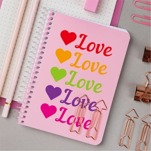 Carnet à spirales rose avec typographie Love multicolore et motifs de cœurs assortis