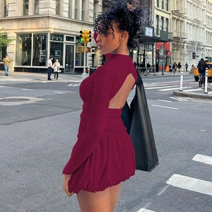 Gros plan sur la robe en maille côtelée bordeaux montrant le dos nu et le tissu
