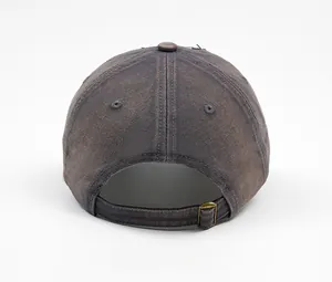 Vue arrière d'une casquette en denim délavé avec bords usés et boucle en métal réglable