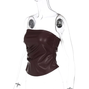 Détail du haut bustier en cuir PU marron avec des plis latéraux élégants et zip invisible