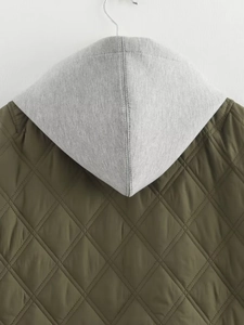 Detailansicht der grünen Steppjacke mit Kapuze, Rautensteppung und Stoffstruktur