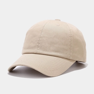 Dettaglio del cappellino da baseball beige in cotone con texture e occhielli di ventilazione