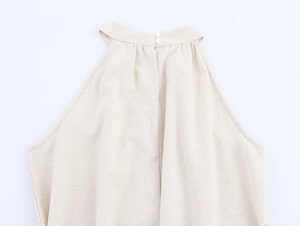 Detailansicht des Rückenkragens mit Knopfverschluss und Falten an einem beigen Midi-Kleid