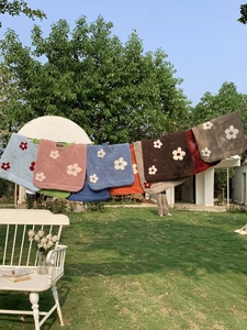 Bunte gehäkelte Umhängetasche mit Blumenmustern für den Sommer draußen