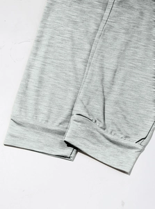 Dettaglio della trama in maglia grigia con polsini elastici a coste sui pantaloni sport