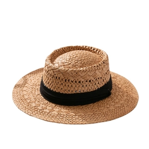 Klassischer Strohhut mit schwarzem Band für Sonnenschutz im Sommer und modisches Styling