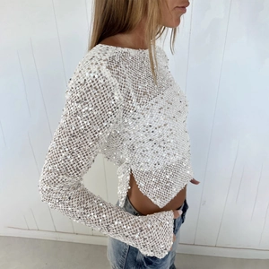 Σέξι λευκό crop top με πούλιες και διχτυωτό διαφανές ύφασμα με μακριά μανίκια