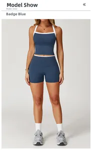 Detail van blauwe yogaset met contrasterende witte bies en haltertop voor sporten