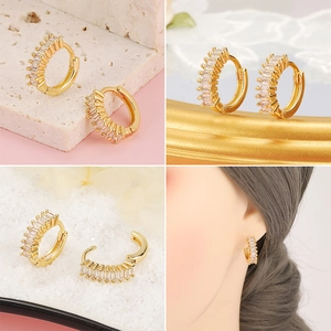 Detalles de pendientes de aro bañados en oro 18K con circonitas rectangulares elegantes