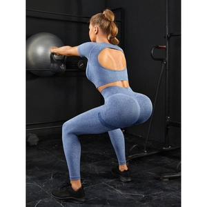 Detail des blauen Fitness-Sets mit rückenfreiem Oberteil und High-Waist Push-Up Leggings