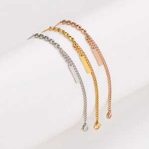 Vue détaillée de trois bracelets barre minimalistes en finitions or, argent et or rose polis.