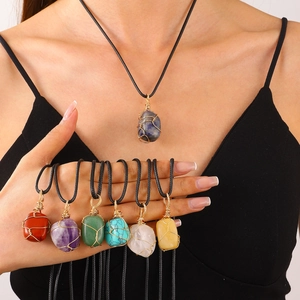 Ketting met onregelmatige draadomwikkelde kristallen hanger met kleurrijke natuurstenen