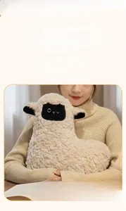 Détail d'une peluche mouton beige en polaire bouclée avec un design doux et apaisant