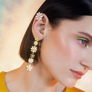 Boucles d'oreilles asymétriques marguerite en acier inoxydable or 18 carats avec glands