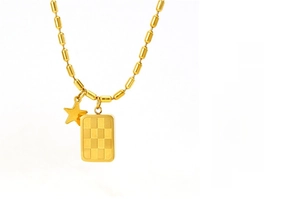 Vue macro du pendentif étoile et damier doré avec chaîne en bambou en acier inoxydable