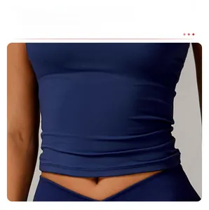 Détail de la brassière de sport à maintien élevé avec ourlet long en bleu marine