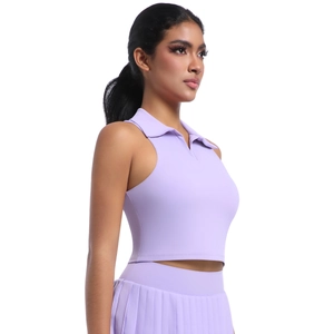 Détail du haut de sport lilas avec col polo montrant le tissu et la coupe ajustée