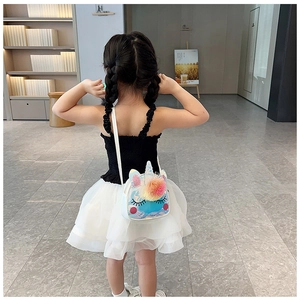 Dettaglio borsa a tracolla unicorno per bambini con finitura laser arcobaleno e pompon colorato