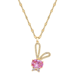 Élégant collier doré avec pendentif lapin en pierre rose et accents de cristal