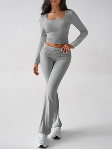 Détail de l'ensemble haut court gris à manches longues et pantalon de yoga évasé taille haute