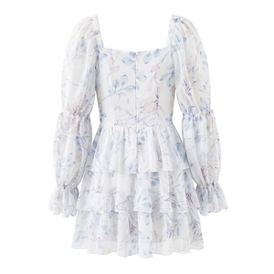Robe romantique française en mousseline blanche avec imprimé floral bleu et jupe à volants