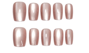 Vista dettagliata delle unghie finte cat-eye rosa nudo a forma di trapezio corto