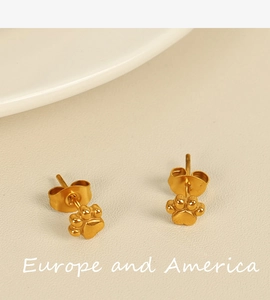 Gros plan de boucles d'oreilles pattes de chat mignonnes plaquées or 18 carats