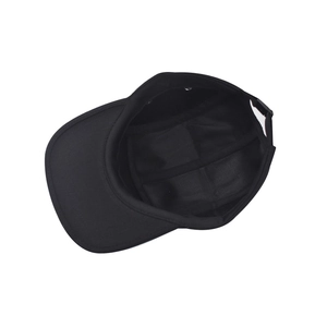 Dettaglio interno di un cappello 5-panel nero in cotone con cuciture rinforzate e fascia
