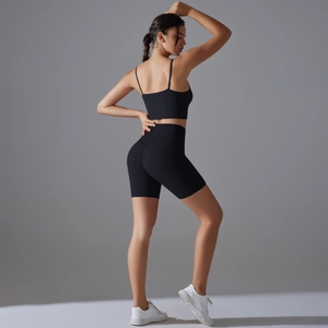 Vista posteriore di pantaloncini da yoga neri a vita alta e reggiseno sportivo slim