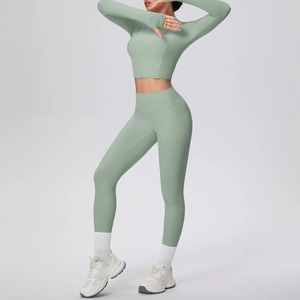 Vue détaillée de l'ensemble de yoga vert clair avec haut zippé et legging taille haute