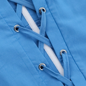 Détail d'un haut corset bleu avec œillets métalliques et lacets croisés ajustables